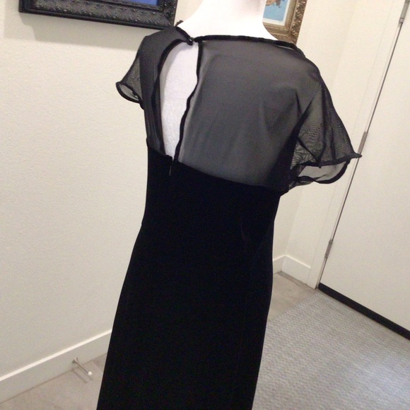 CACHET LONG VELVET DRESS WITH MESH CAP SLEEVES AND CUTOUT IN BACK - Picture 6 of 8